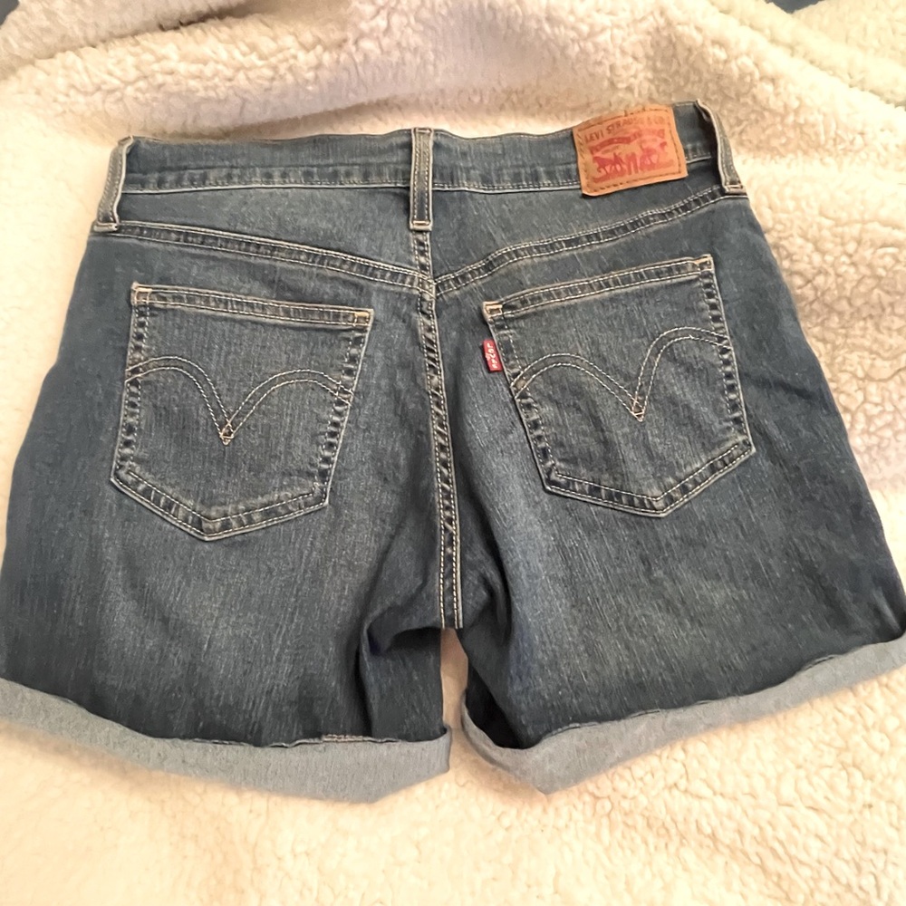 NWOT-Levi Stretch Denim shorts - Picture 2 of 9
